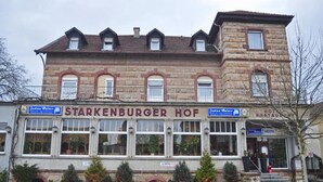 Edifici de dues plantes amb un rètol que diu "STARKENBURGER HOF".