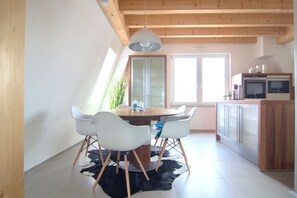 Appartement (Stadtturm Regensburg) | Cuisine privée | Réfrigérateur, micro-ondes, four, plaque de cuisson