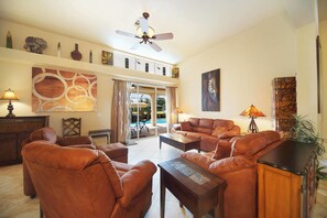 Rumah, 3 kamar tidur, kolam renang pribadi | Ruang keluarga | TV