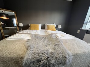 Family Room | Individually decorated, individually furnished, blackout drapes - IG Akureyri (Akureyri)