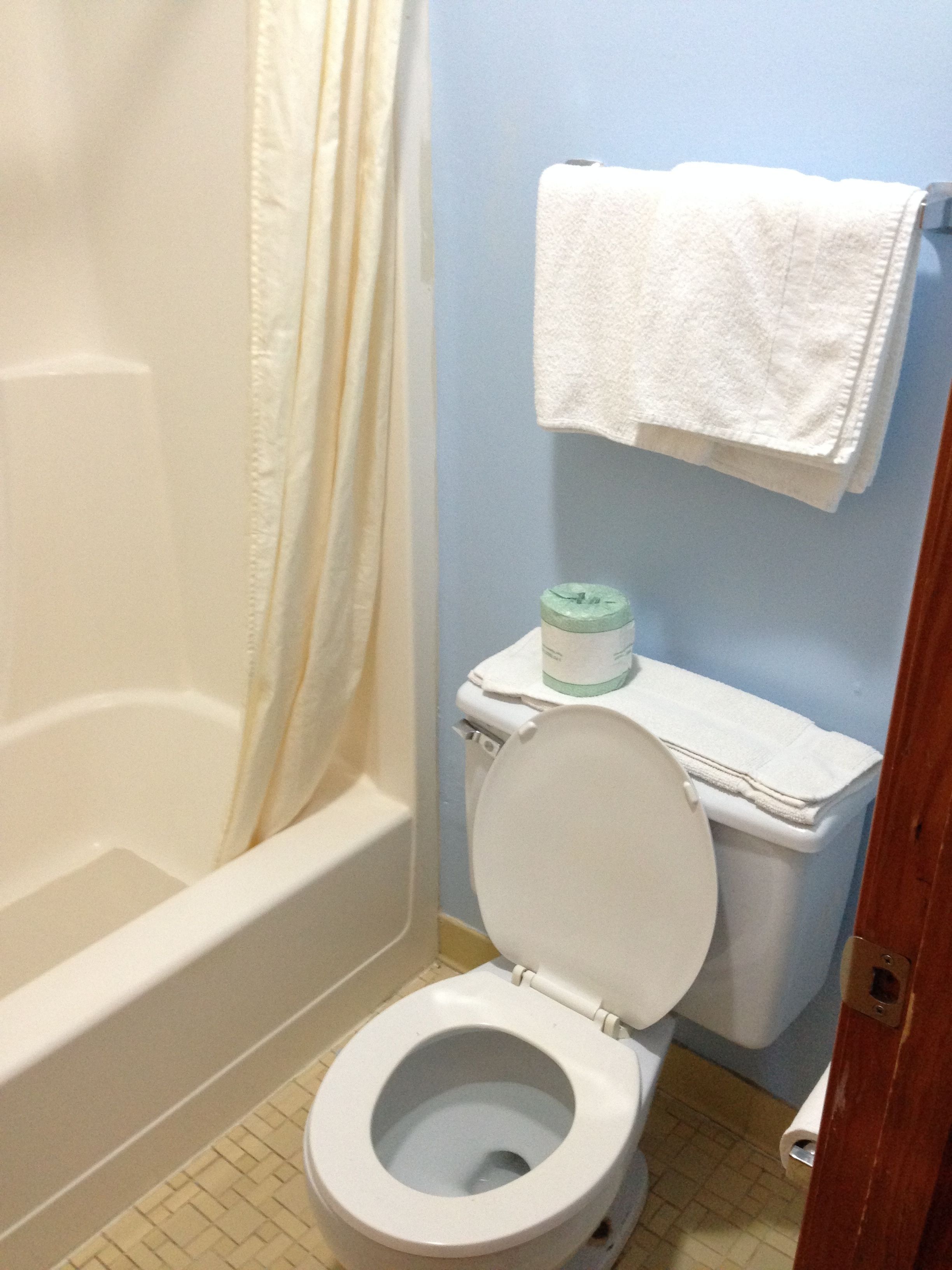 Combined shower/tub, deep soaking tub, free toiletries