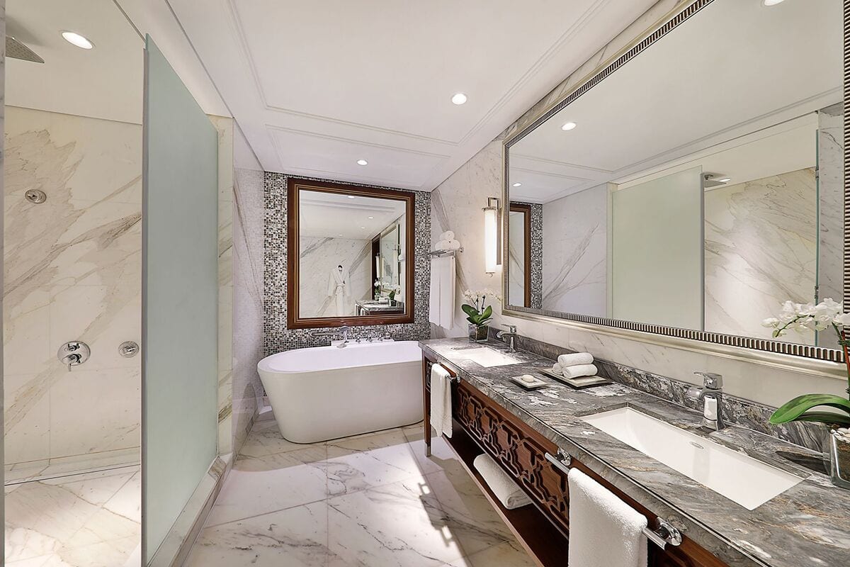 Bañera profunda, cabezal de ducha con hidromasaje