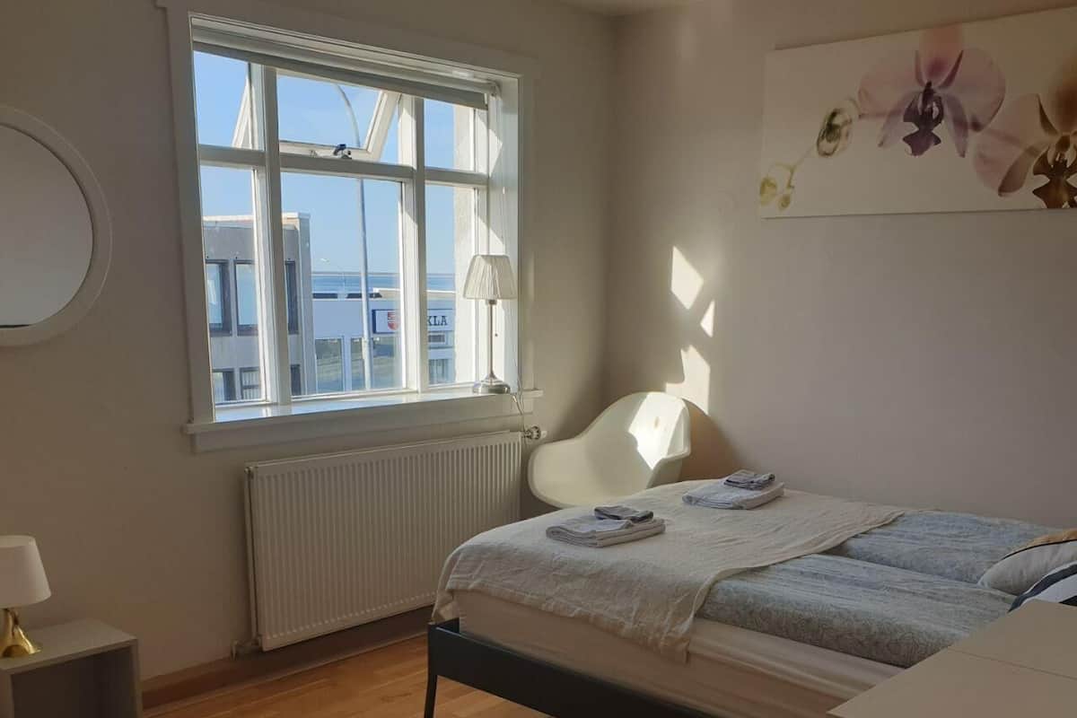 Chambre Triple, 1 grand lit et 1 canapé-lit, non-fumeurs, salle de bains commune | Décoration personnalisée, ameublement personnalisé, rideaux occultants