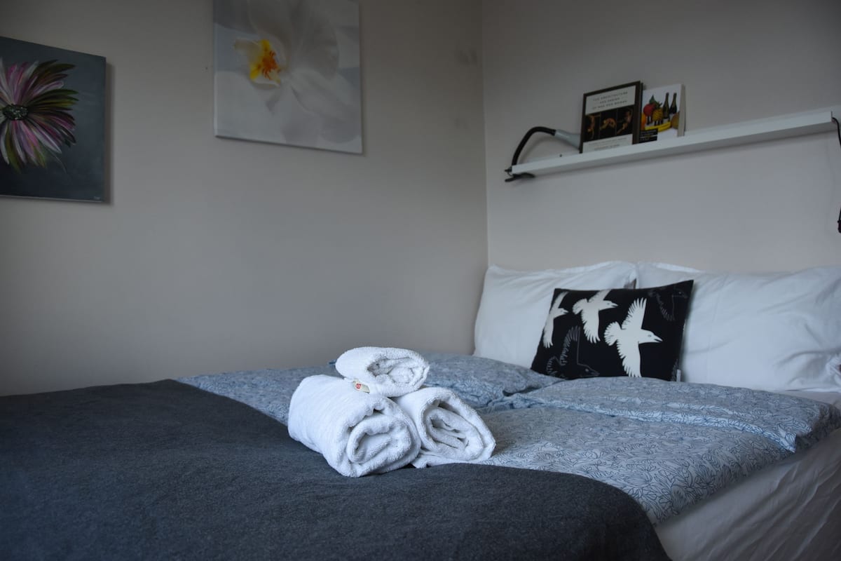 Double Room, 1 Queen Bed, Non Smoking, Shared Bathroom | Blackout drapes, WiFi (free), individually decorated
