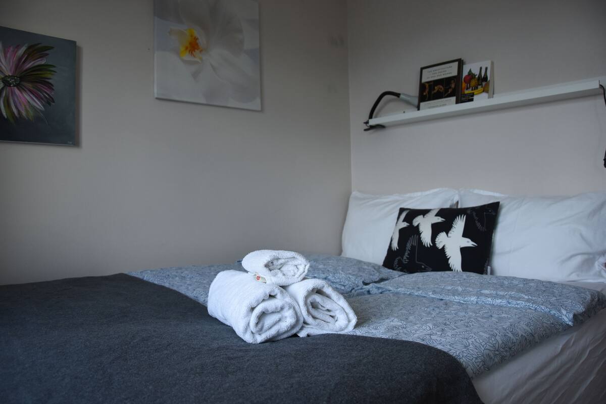Chambre Double, 1 grand lit, non-fumeurs, salle de bains commune | Décoration personnalisée, ameublement personnalisé, rideaux occultants