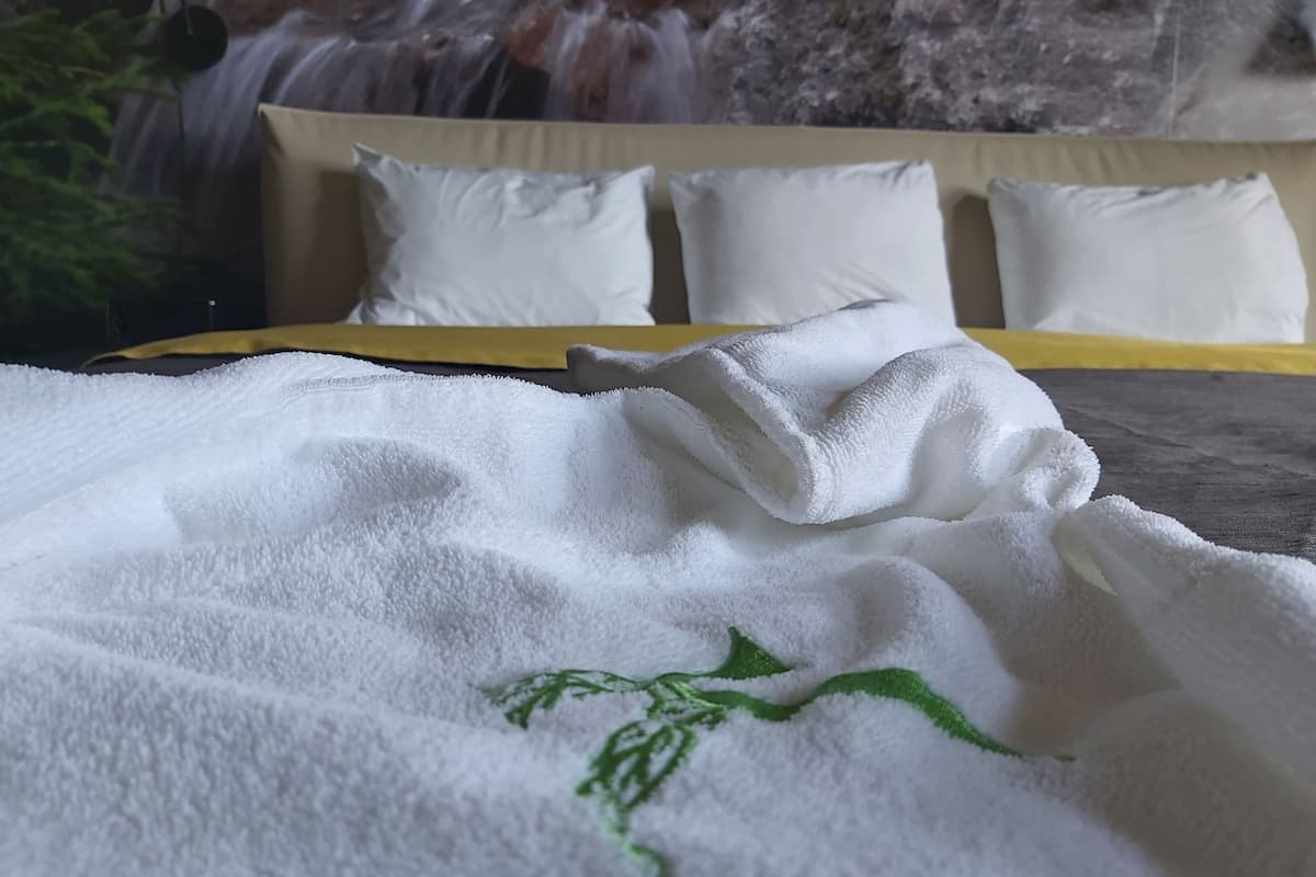 suite, 1 king bed (suite luxueuse prestige) | minibar, blackout curtains, soundproofing, iron/ironing board