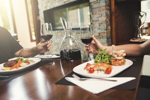 Petit déjeuner, déjeuner et dîner servis sur place