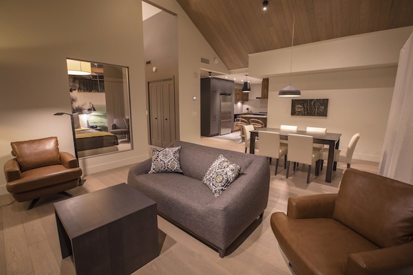 Deluxe Suite, 1 King Bed | Living area
