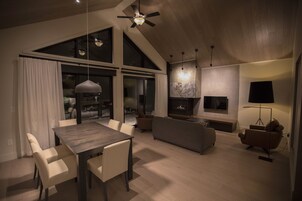 Suíte luxo, 1 cama King | Área de estar | TV de tela plana, lareira