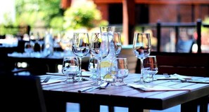 Phục vụ bữa sáng, bữa trưa, bữa tối, đặc sản địa phương