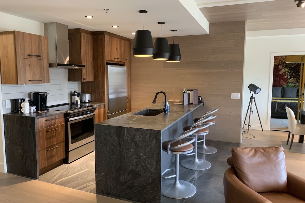 deluxe room, multiple beds (suite double de luxe) | private kitchen | full-sized fridge, microwave, oven, stovetop