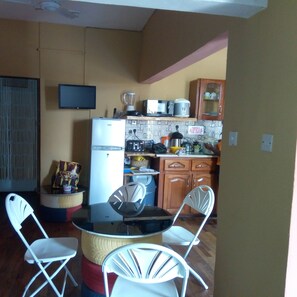 Fridge, microwave, oven, stovetop - Feehi's Place - Hostel (Accra)