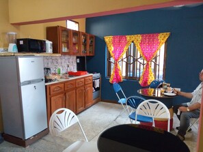 Dining - Feehi's Place - Hostel (Accra)