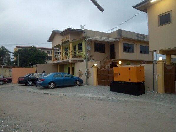 Front of property - evening/night - Feehi's Place - Hostel (Accra)