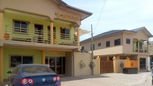 A building with a sign reading "The Laundry Point" and another sign "Feehi's Place". - Feehi's Place - Hostel (Accra)
