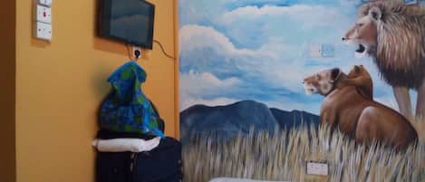 Roupas de cama antialérgicas, escrivaninha, cortinas blackout