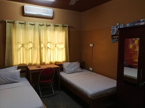Basic Double or Twin Room | Hypo-allergenic bedding, desk, blackout drapes, free WiFi - Feehi's Place - Hostel (Accra)