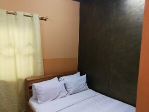 Basic Double Room, 1 Double Bed, Non Smoking | Courtyard view - Feehi's Place - Hostel (Accra)
