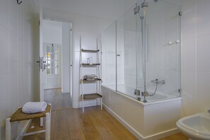 Dusche, Regendusche, Haartrockner, Handtücher
