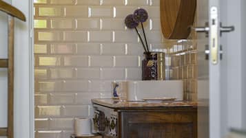 Comfort eenpersoonskamer, 1 tweepersoonsbed, privébadkamer | Badkamer | Een douche, een regendouche, een haardroger, handdoeken