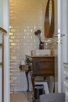 Ducha, cabezal de ducha tipo lluvia, secador de pelo, toallas