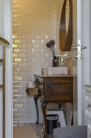 Comfort Single Room, 1 Double Bed, Private Bathroom | Bathroom | Shower, rainfall showerhead, hair dryer, towels - Casa das Hortênsias - Charming Guest House (Sintra)