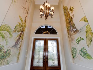Villa, 5 habitaciones, alberca privada, vista al canal (5 Bathrooms, 3 Full and 2 Half) | Área de sala de estar | Televisión de pantalla plana de 30 pulgadas con canales por cable 