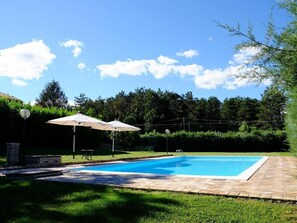 Alberca al aire libre por temporada y sombrillas en la alberca