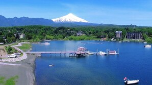 A harbor with boats, a bridge, and a mountain in the background. - Casa de Campo Buenavista (Pucón)