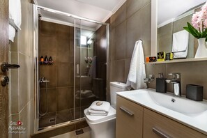 Villa | Badezimmer | Dusche, Regendusche, Haartrockner, Handtücher