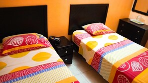 Basic-Doppel- oder -Zweibettzimmer, 2 Einzelbetten, Nichtraucher | Bügeleisen/Bügelbrett, kostenloses WLAN, Bettwäsche