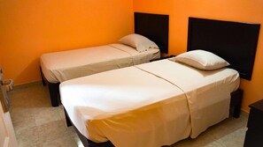 Quarto casal ou duplo básico, 2 camas de solteiro, para não fumantes | Ferros/tábuas de passar roupa, Wi-Fi de cortesia, roupa de cama