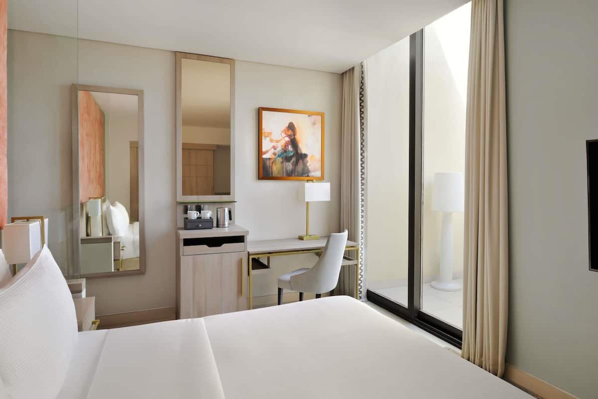 Classic-Zimmer, 1 King-Bett (City Side) | Minibar, Zimmersafe, Schreibtisch, Verdunkelungsvorhänge