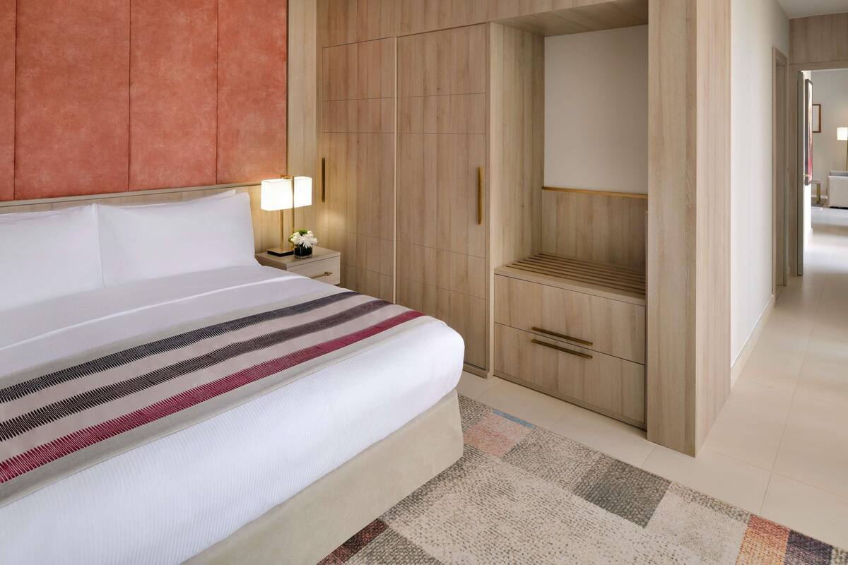 Minibar, caja fuerte, escritorio y cortinas opacas