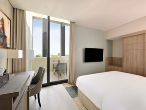 Habitación clásica, 1 cama King size (City Side) | Minibar, caja de seguridad en la habitación y escritorio 