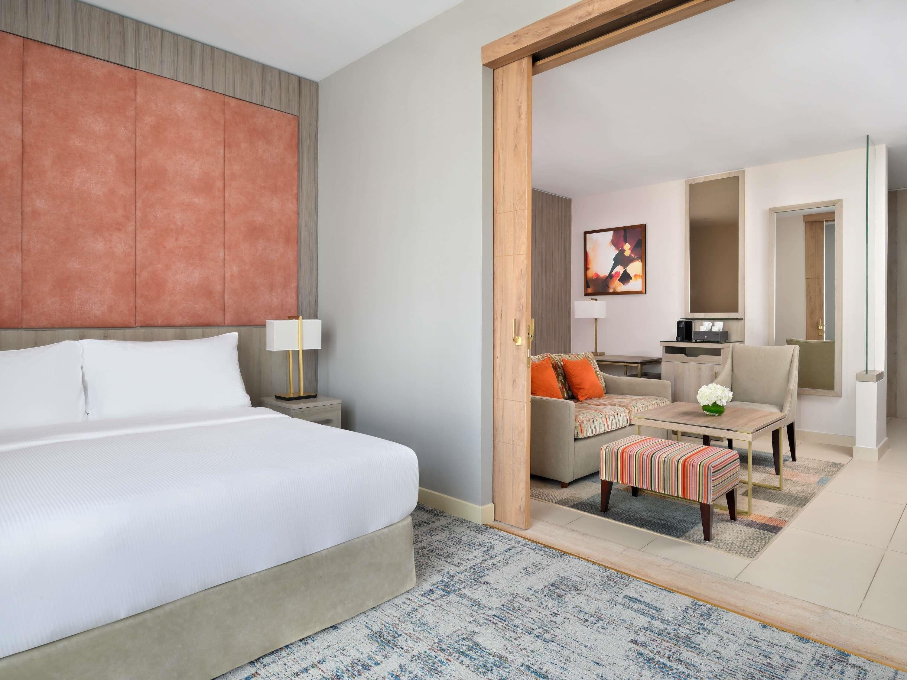 Suite junior, 1 cama King size, balcón | Minibar, caja de seguridad en la habitación y escritorio 