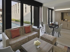 Minibar, pengeskab på værelset, skrivebord, mørklægningsgardiner