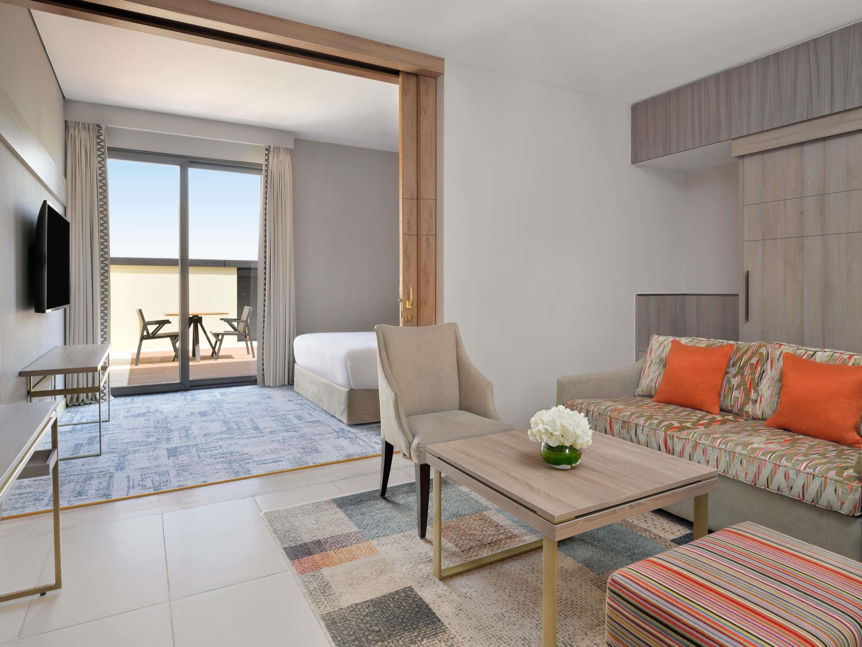 Minibar, caja de seguridad en la habitación y escritorio 