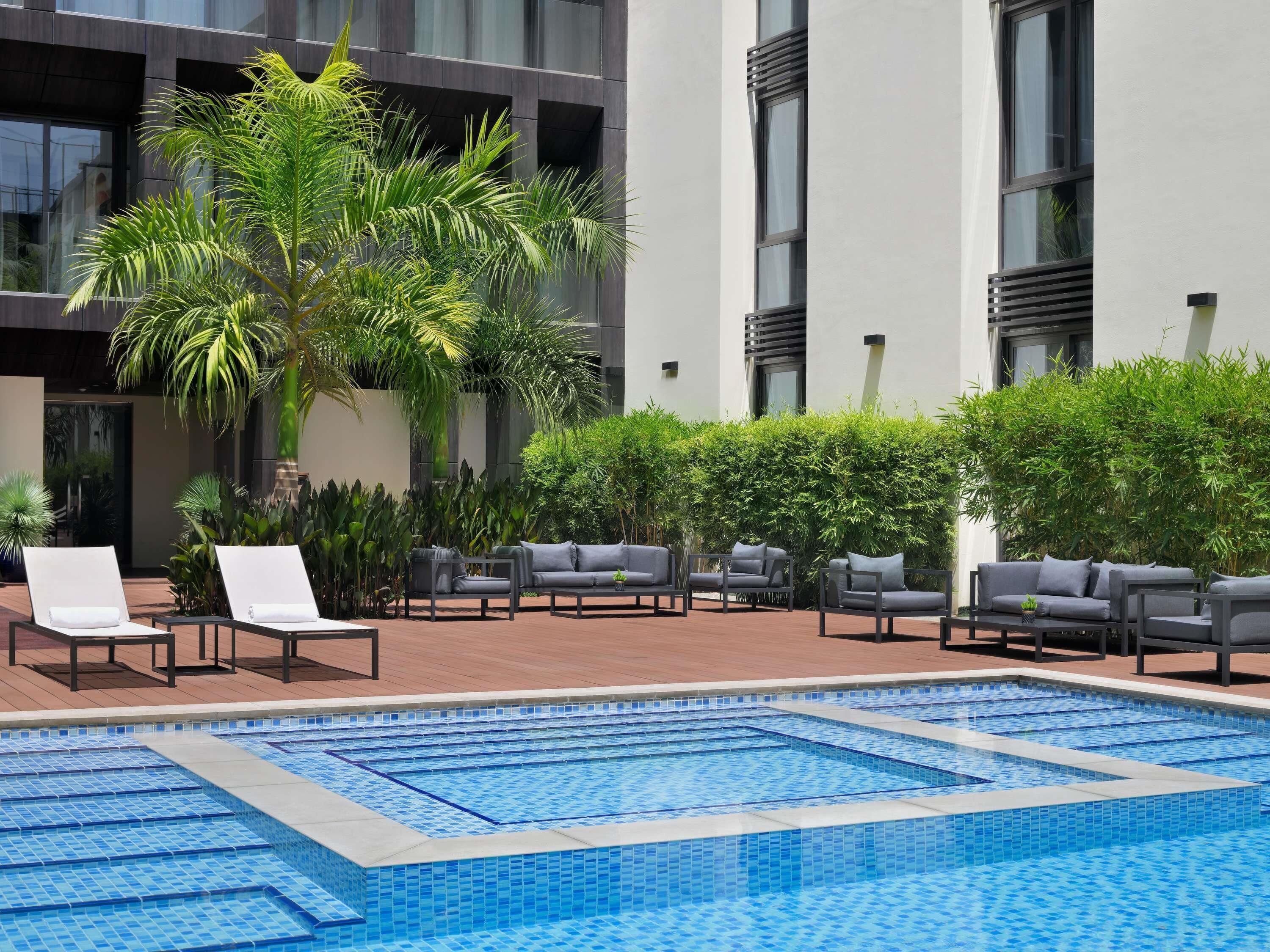 屋外プール、営業時間 7:00 ～ 22:00、サンラウンジャー