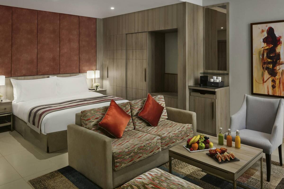 Minibar, caja fuerte, escritorio y cortinas opacas