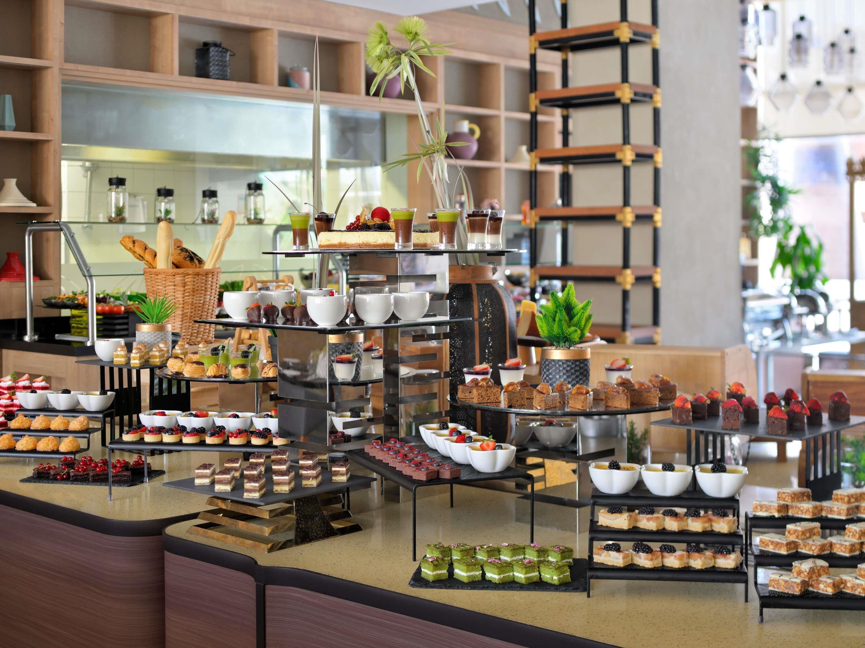 2 restaurants servant le petit déjeuner, le déjeuner et le dîner