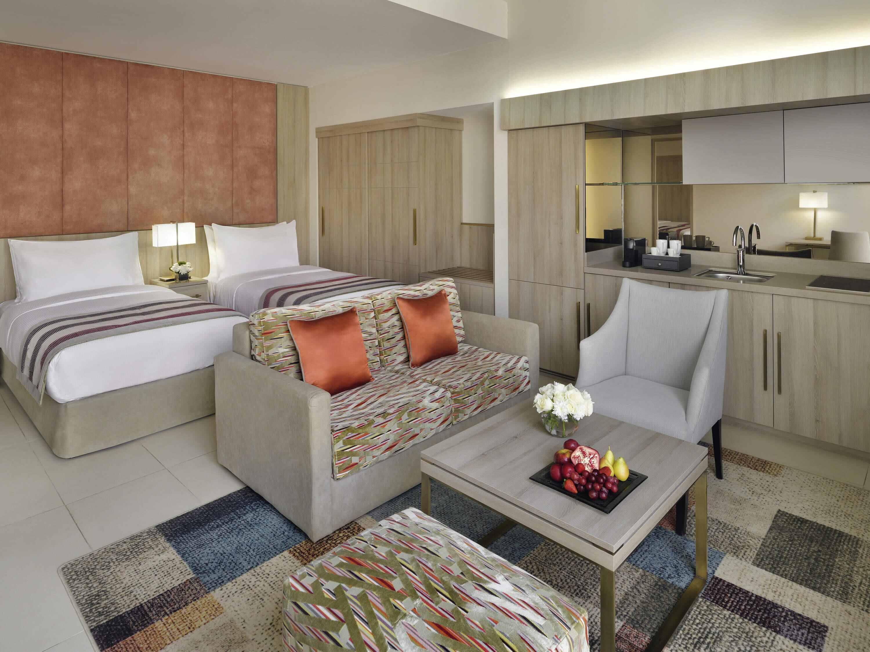 Minibar, caja de seguridad en la habitación y escritorio 