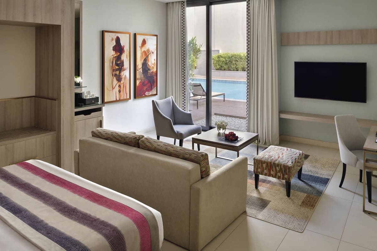 Minibar, caja de seguridad en la habitación y escritorio