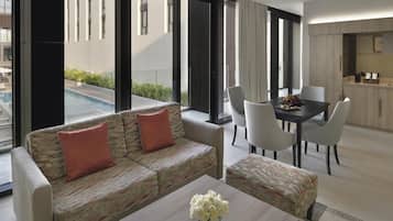 Suite exécutive, 1 très grand lit, vue sur la piscine | Minibar, coffre-fort pour ordinateur portable, bureau