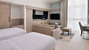 Studio, 2 Tempat Tidur Twin | Minibar, brankas, meja kerja, dan tirai kedap cahaya