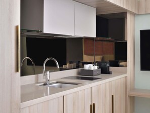 Minibar, caja de seguridad en la habitación y escritorio 