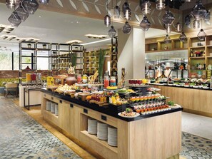 2 restaurants, breakfast, lunch, dinner served; Indian cuisine - Mövenpick Hotel Tahlia Jeddah (Jeddah)