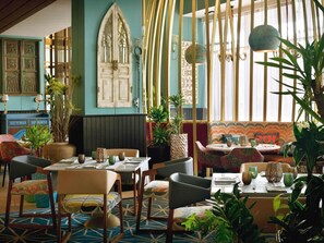 2 restaurants; breakfast, lunch, dinner and brunch served  - Mövenpick Hotel Tahlia Jeddah (Jeddah)
