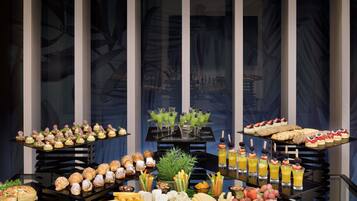 Un buffet proposant une variété de plats et de boissons.