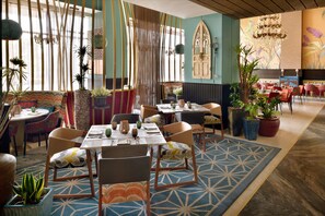 2 restaurants, serveren ontbijt, lunch, diner, Indische gerechten